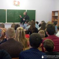 Священник провел беседу с учащимися школы №2 города Скидель