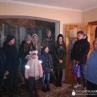 Молодежь храма поселка Красносельский поздравила прихожан с Рождеством Христовым