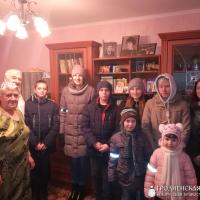Молодежь храма поселка Красносельский поздравила прихожан с Рождеством Христовым