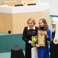 Святейший Патриарх Кирилл вручил награду воспитаннице иконописной студии Покровского собора