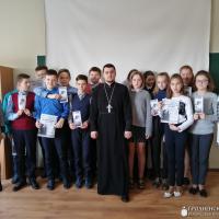 Священник посетил классный час в школе №3 города Скидель