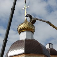 На строящемся храме святой Софии Слуцкой города Мосты установили купола и кресты