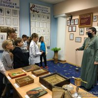 Выставка ко Дню Матери «Под покровом Пресвятой Богородицы»  в гимназии города Свислочь