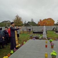 Освящение надгробного креста на сельском кладбище агрогородка Озеры