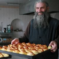 Можно ли работать священнику?