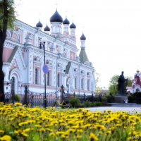 В Неделю 2-ю по Пасхе, апостола Фомы, литургию в Покровском соборе возглавил архиепископ Артемий