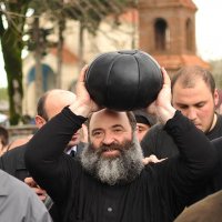 Чучело Иуды, королевская милостыня и крылатые колокола: как празднуют Пасху в разных странах