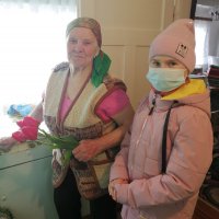 Воспитанники воскресной школы агрогородка Обухово поздравили ветеранов труда