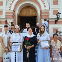 Настоятель Свято-Покровского собора вручил свидетельства об окончании воспитанникам детской иконописной студии "Покров"