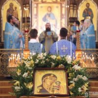 В день празднования Казанской иконе Божией Матери епископ Антоний возглавил Литургию в Свято-Покровском соборе