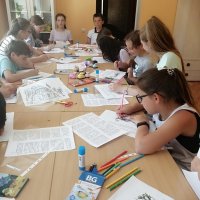 В летней воскресной школе молодежь работает над проектом "Вертоград многоцветный"