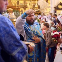 В праздник Успения Пресвятой Богородицы епископ Антоний совершил Божественную литургию в Покровском кафедральном соборе города Гродно