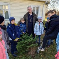 Экологическая акция «Посади дерево» прошла в зельвенской воскресной школе 