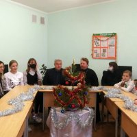 Иерей Виктор Шнайдар принял участие в изготовлении подарков для людей с ограниченными возможностями