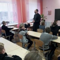 Иерей Александр Свистун провел в Лунненской школе беседу о Рождестве Христовом 