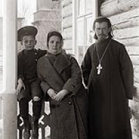 На здымках: святар Павел Валынцэвіч і яго сям’я. Здымкі зроблены П.Валынцэвічам